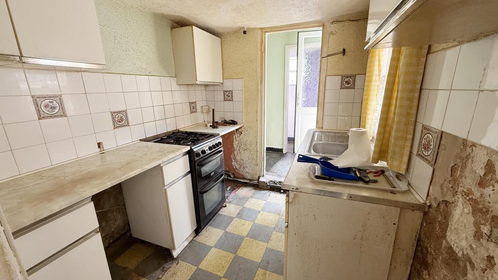 Lot: 106 - HOUSE IN NEED OF MODERNISATION AND REFURBISHMENT - Interior image of kitchen from dining room